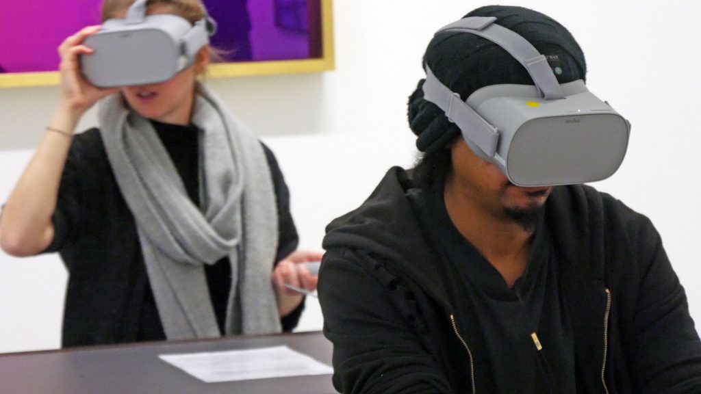 Zwei Frauen tragen Virtual Reality Headsets.