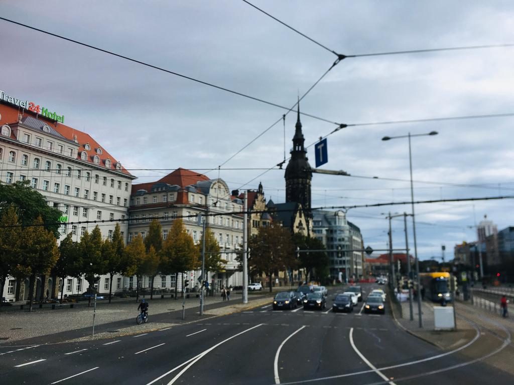 Eine belebte Straße in Leipzig.