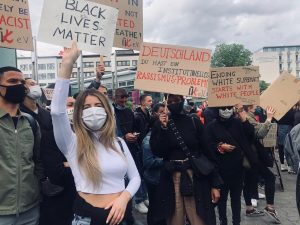 Viele Menschen protestieren auf der Straße für Black Lifes Matter.