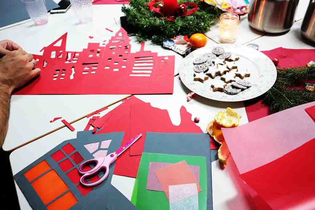 Auf einem Tisch sind Materialien zum Basteln von Weihnachtslichtern ausgebreitet.